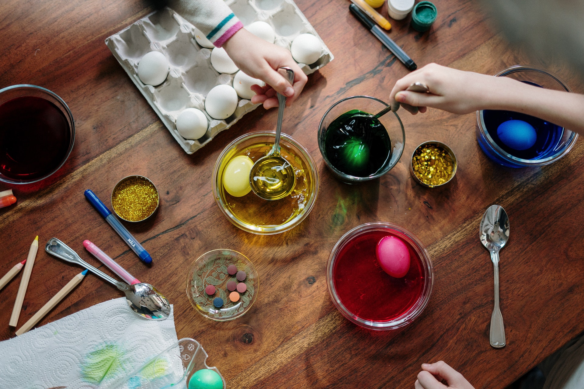 dekoracje wielkanocne ręcznie robione - farbowanie jajek