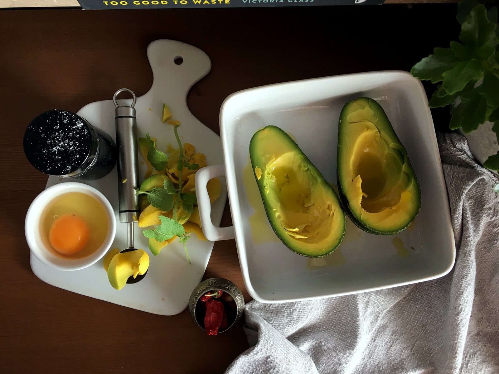 dieta białkowo tłuszczowa - avocado z jajkiem
