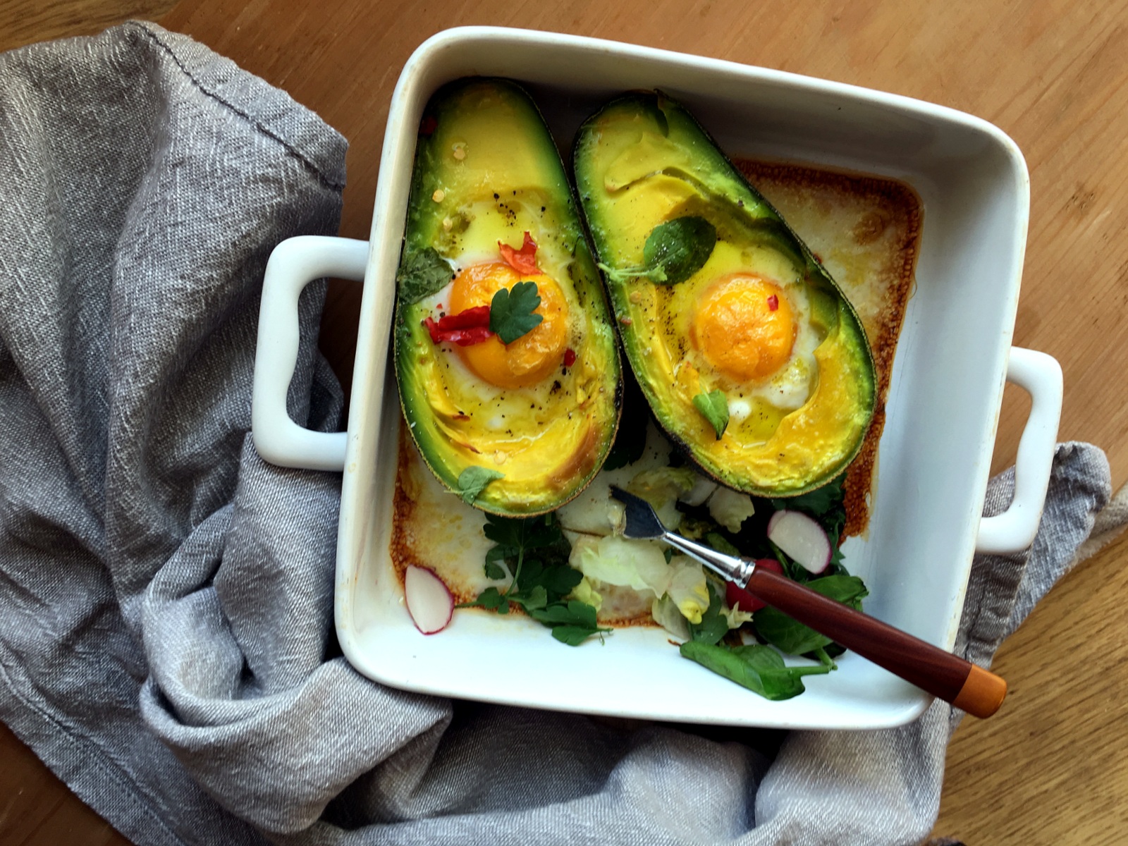 śniadania białkowo tłuszczowe przepisy - avocado zapiekane z jajkiem