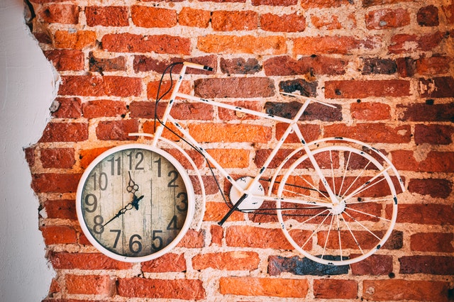 Pomysł na prezent ślubny - zegar na ścianie