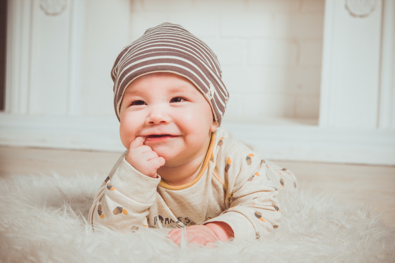 Uśmiechnięty niemowlak