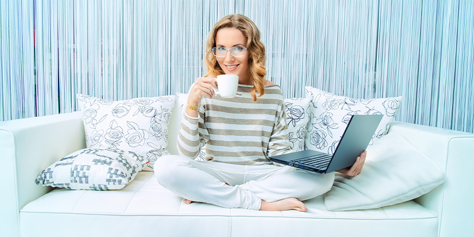 Kobieta z laptopem i kawą
