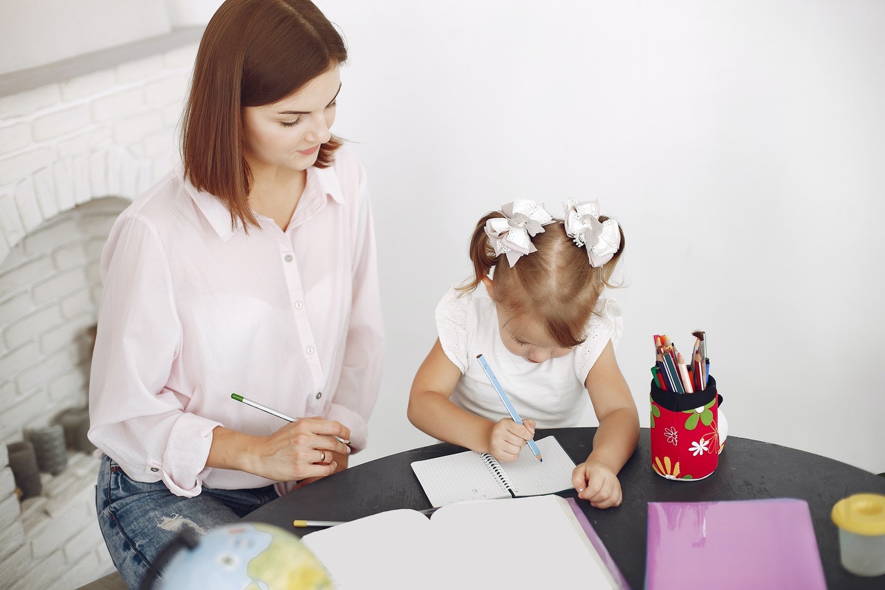 Sprawność manualna - Mama i dziecko rysują