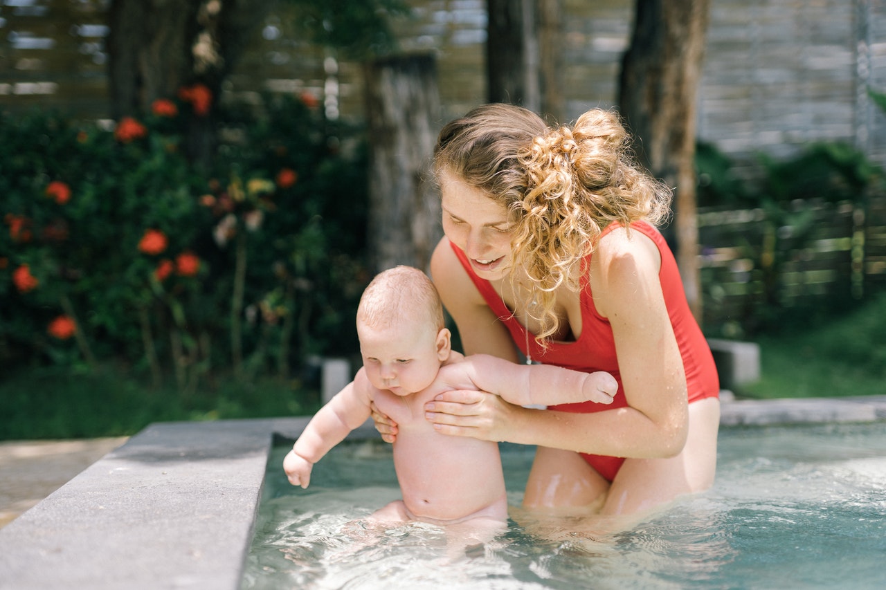 Mama z dzieckiem w basenie