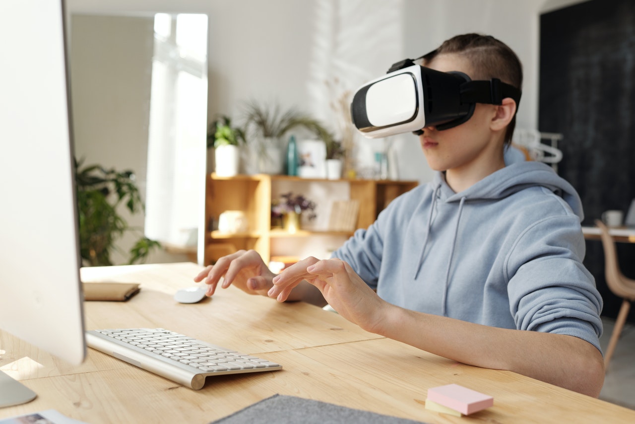 Gadżety elektroniczne dla 10 latki - nastolatka w okularach VR