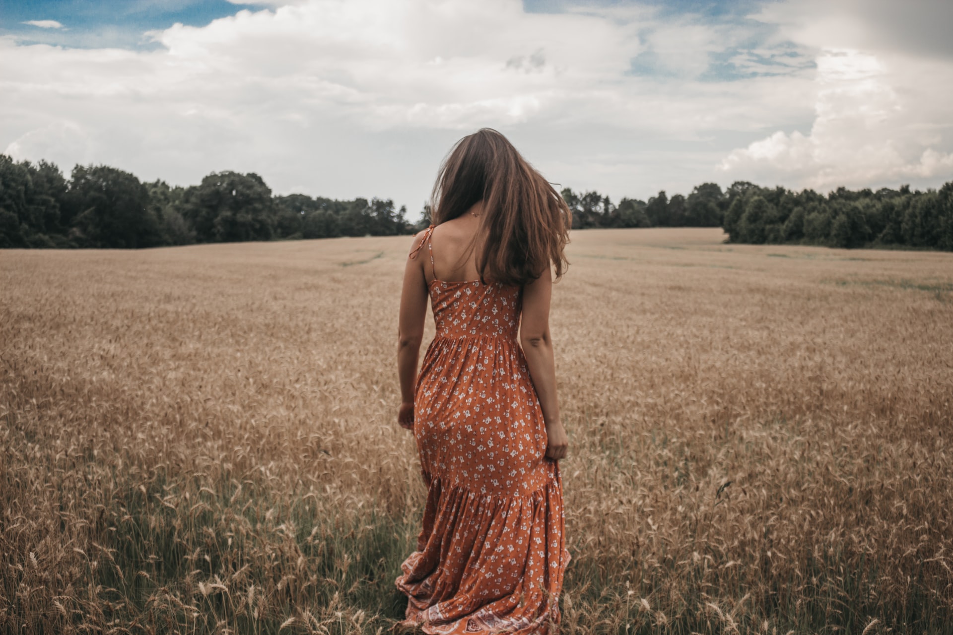 Kobieta w sukience na polu