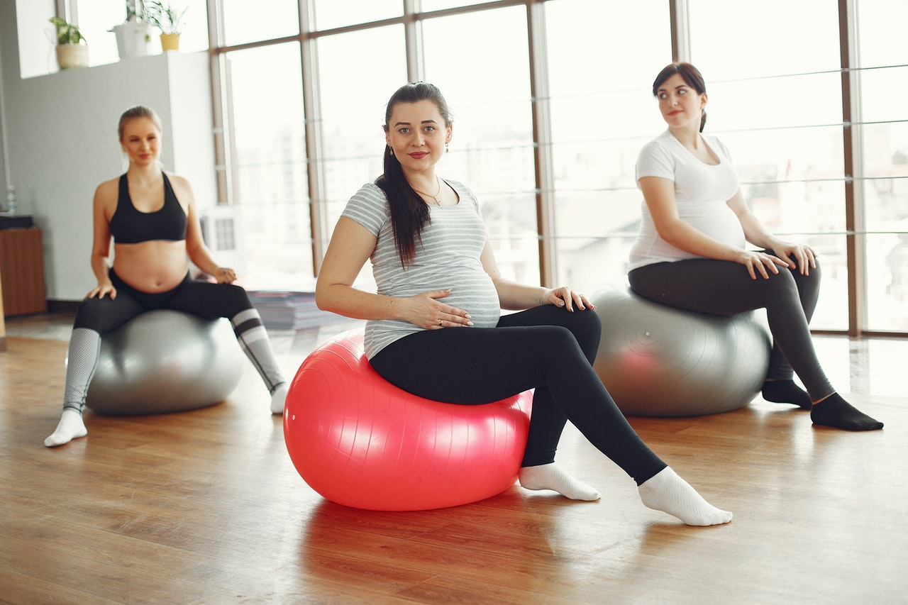 Kobiety w ciąży siedzące na piłkach